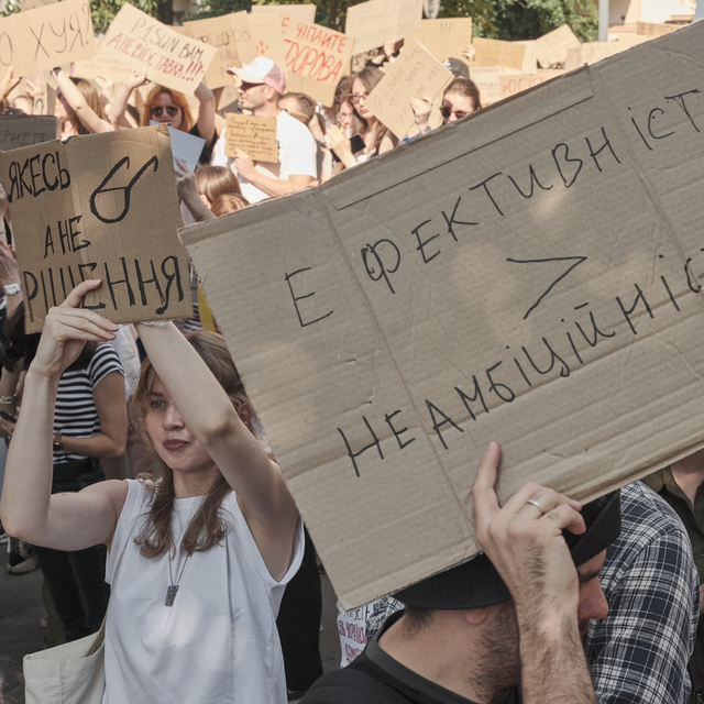 ЛЮДИ З КАРТОНКАМИ Й АРТЕФАКТАМИ: СПІВПРАЦЯ RBTNK ТА BIHUS.INFO І ДОНАТ НА ПІДТРИМКУ ЕКСЖУРНАЛІСТА РЕДАКЦІЇ