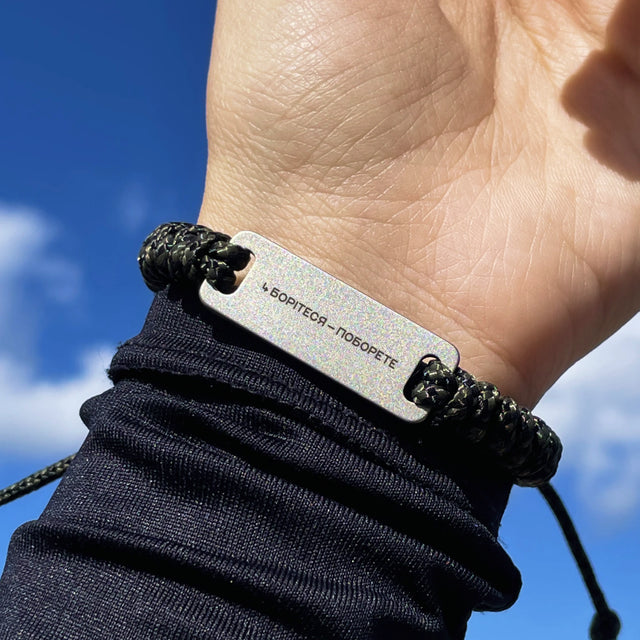 Paracord bracelet with custom engraving